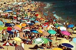 praia multicolorida sombrinhas guarda-sol barcos banhistas mar Armação-Pera Algarve