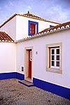 canto casa caiada branco rodapé azul janelas pátio calçada vermelho telhado Largo Pombalino Porto-Covo