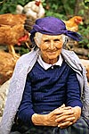 mulher idosa com galinhas sorriso Lapela Monção
