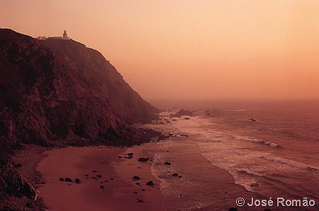 06170B Arriba e farol do Cabo da Roca vistos da Praia da Aroeira. fal�sia mar c�u castanho s�pia Parque-Natural-Sintra-Cascais