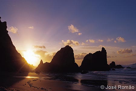 06179A Fim de tarde na Praia da Ursa no solst�cio de Inverno.Sol nuvens silhueta rochas mar areia Parque-Natural-Sintra-Cascais