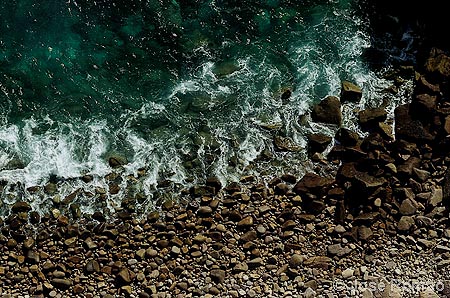 05548B Mar, espuma e rochas vistos do cimo da fal�sia do Cabo da Roca. azul-verde castanho Parque-Natural-Sintra-Cascais