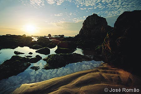 05594B Po�as de �gua da mar� baixa e pescador sobre a Pedra da Cruz,Praia da Ursa. reflexo c�u silhueta rochas areia luz Parque-Natural-Sintra-Cascais